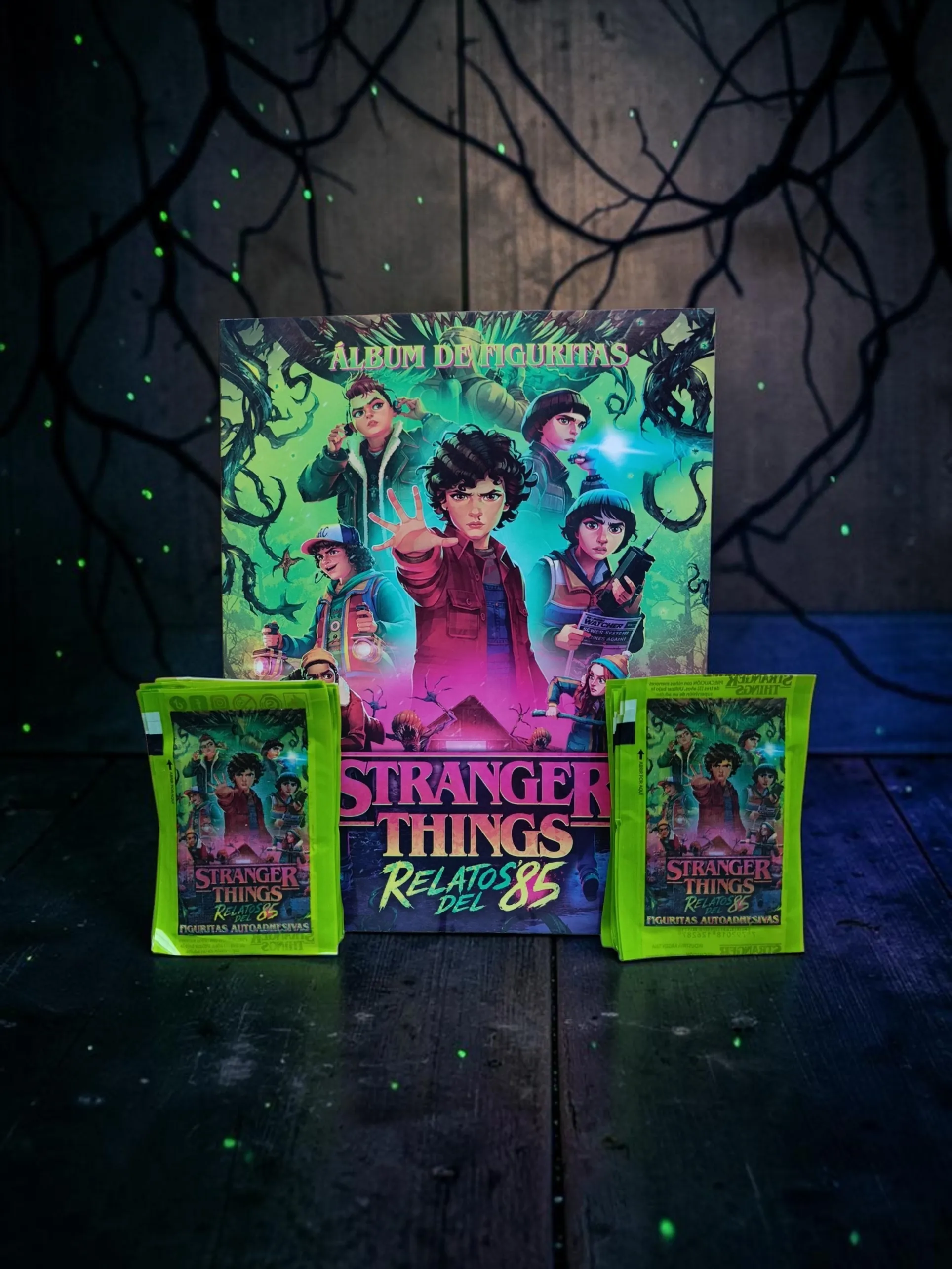 Combo Álbum + 50 Sobres de Figuritas Stranger Things – Relatos del 85 - imagen 1