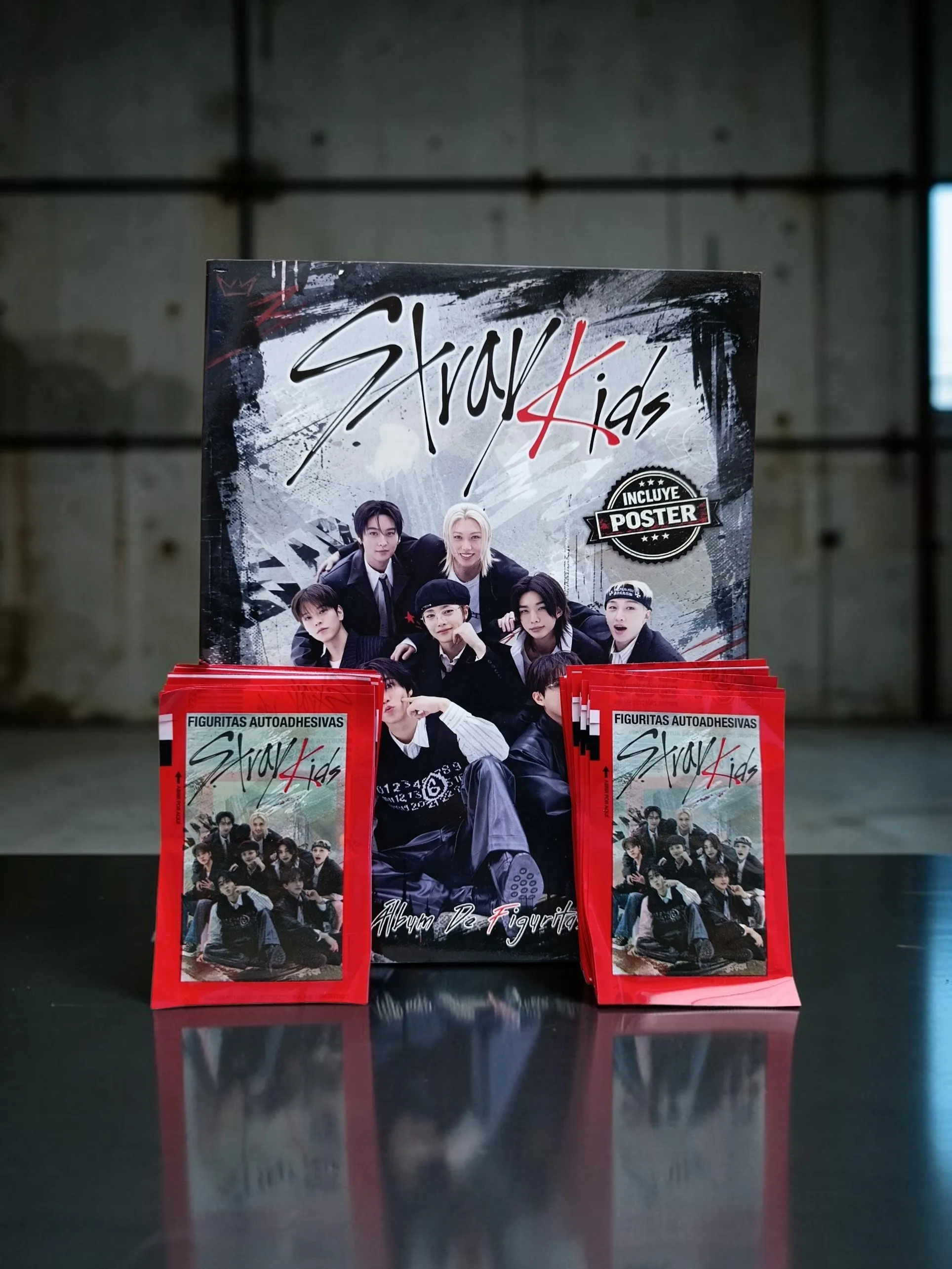 Combo Álbum + 50 Sobres de Figuritas Stray Kids - imagen 1