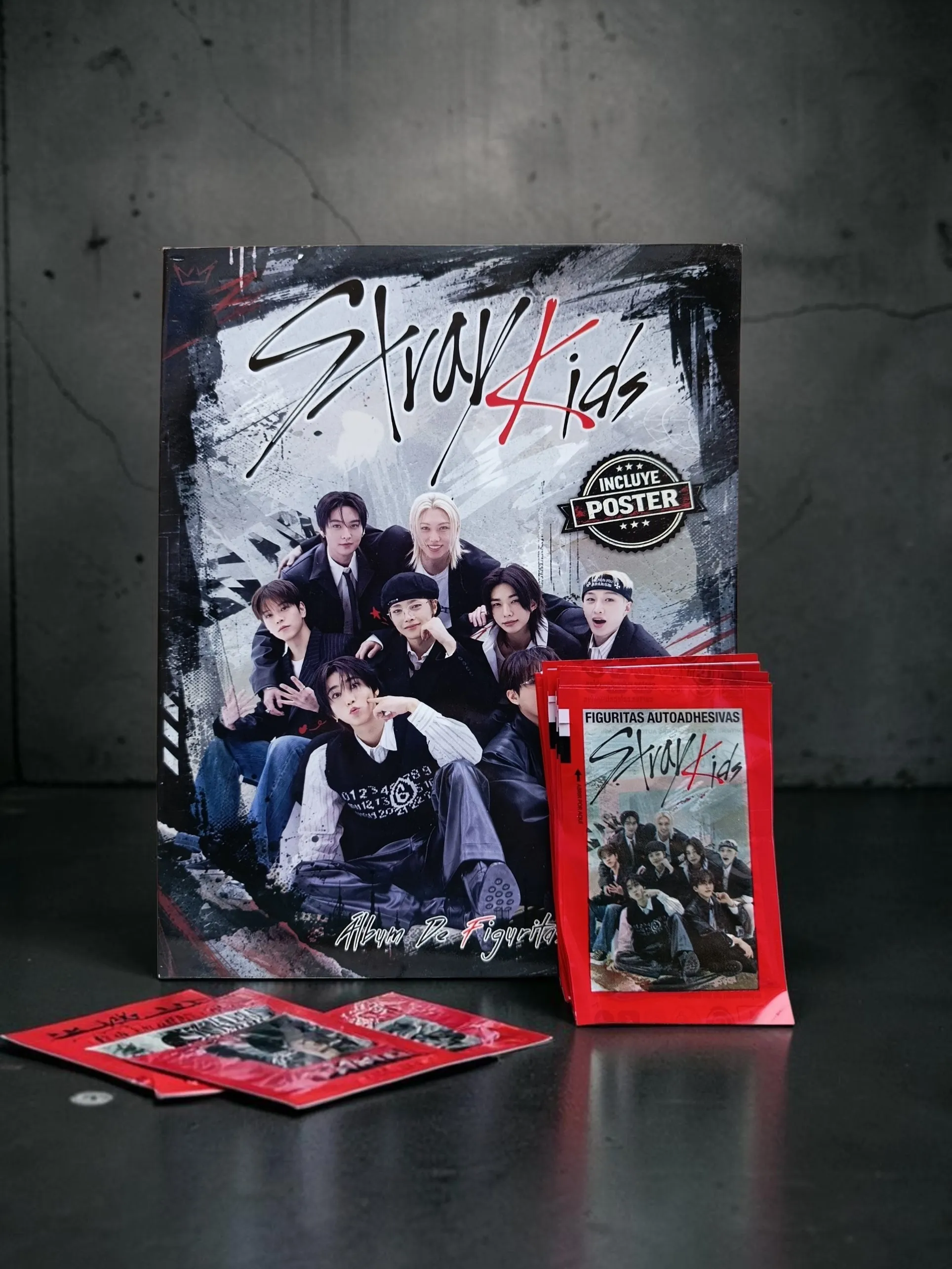 Combo Álbum + 20 Sobres de Figuritas Stray Kids - imagen 1
